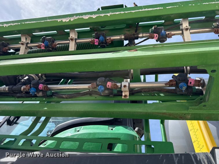 image for item DZ5363 2022 John Deere 412R sprayer