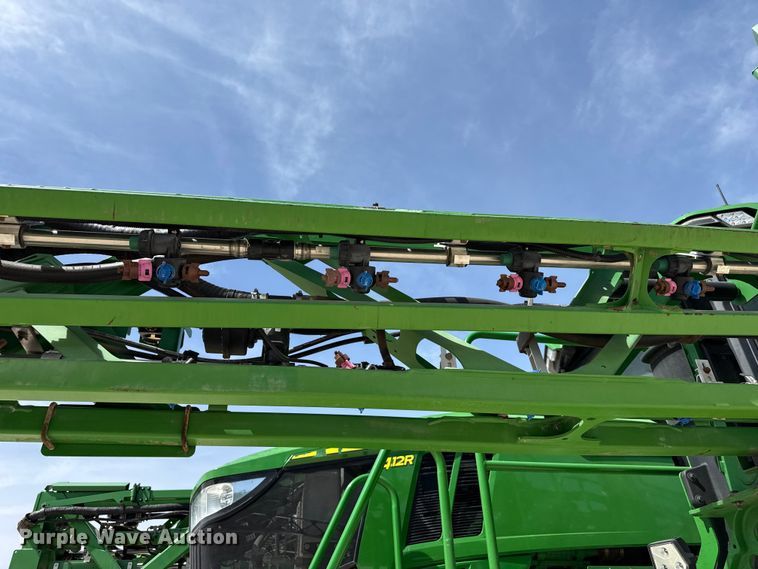 image for item DZ5363 2022 John Deere 412R sprayer