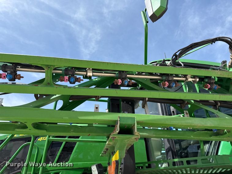 image for item DZ5363 2022 John Deere 412R sprayer