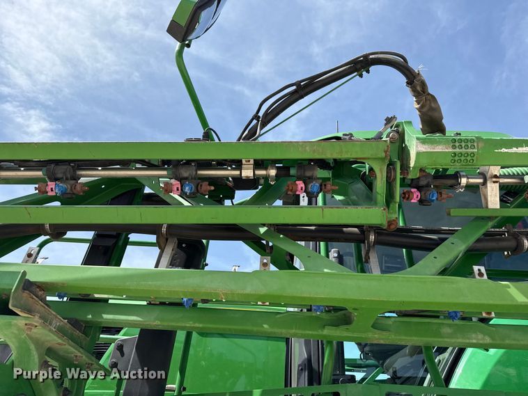 image for item DZ5363 2022 John Deere 412R sprayer