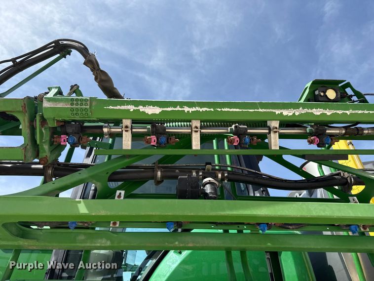 image for item DZ5363 2022 John Deere 412R sprayer