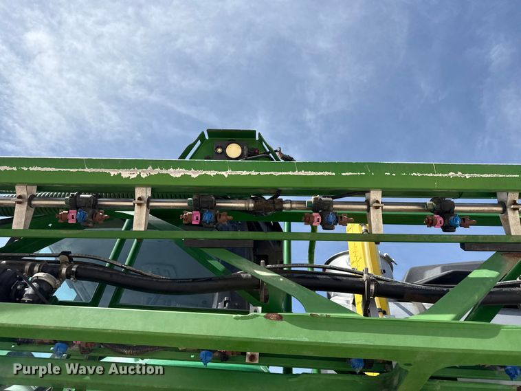 image for item DZ5363 2022 John Deere 412R sprayer
