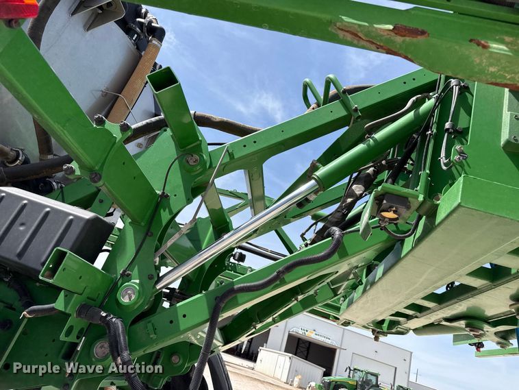 image for item DZ5363 2022 John Deere 412R sprayer