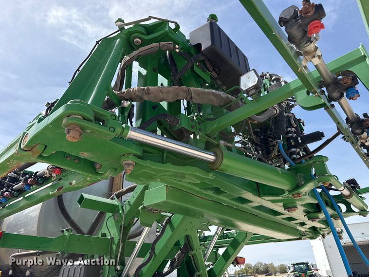 image for item DZ5363 2022 John Deere 412R sprayer