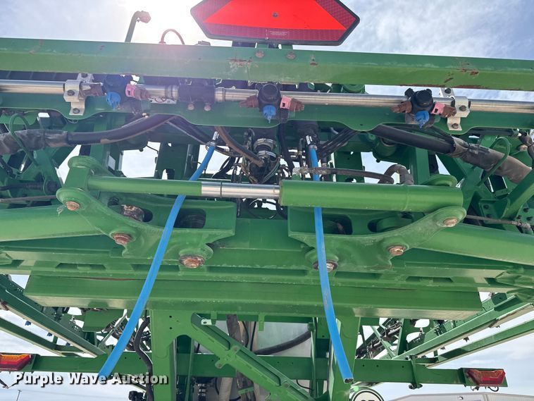 image for item DZ5363 2022 John Deere 412R sprayer