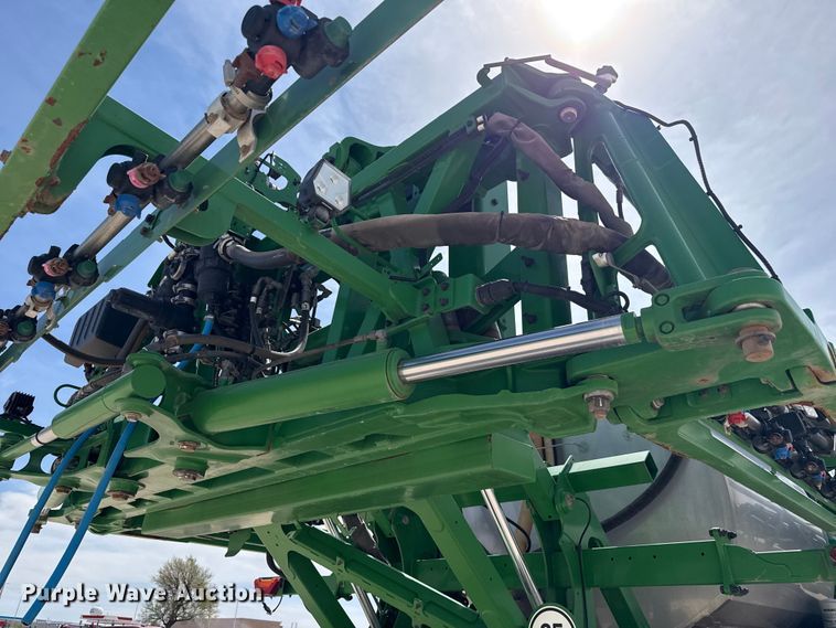 image for item DZ5363 2022 John Deere 412R sprayer