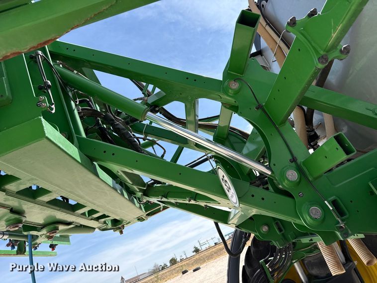 image for item DZ5363 2022 John Deere 412R sprayer