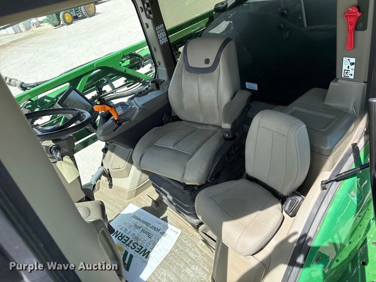 image for item DZ5363 2022 John Deere 412R sprayer