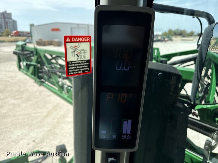 image for item DZ5363 2022 John Deere 412R sprayer