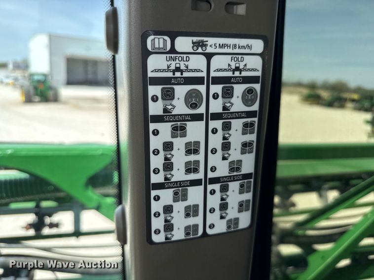 image for item DZ5363 2022 John Deere 412R sprayer