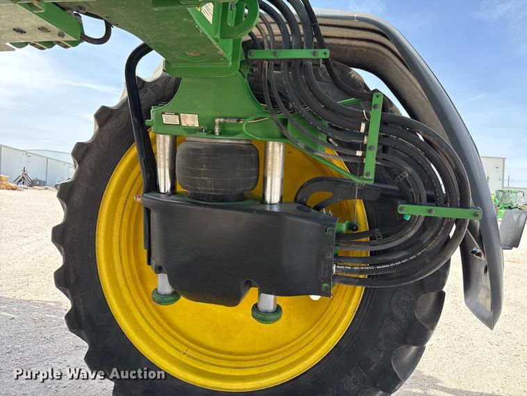 image for item DZ5363 2022 John Deere 412R sprayer