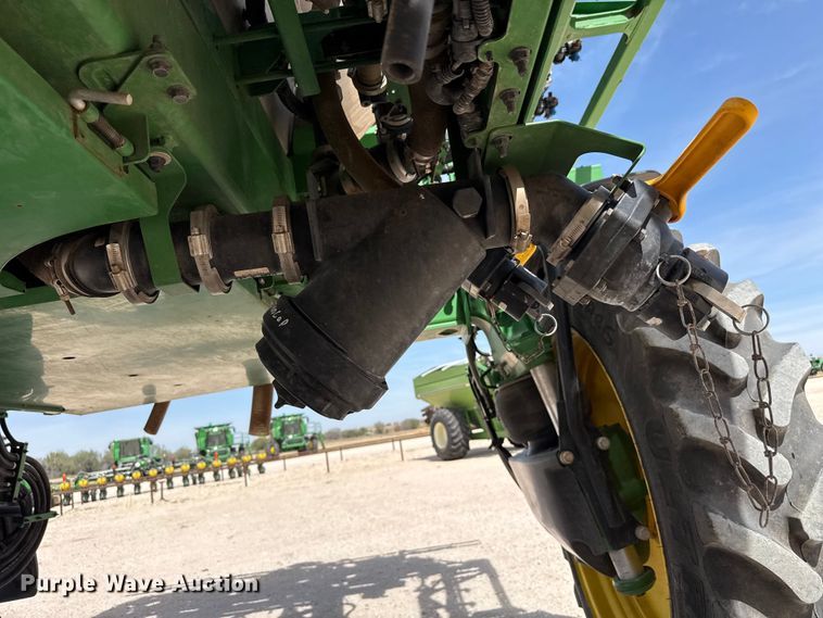 image for item DZ5363 2022 John Deere 412R sprayer