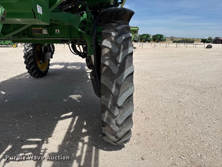 image for item DZ5363 2022 John Deere 412R sprayer