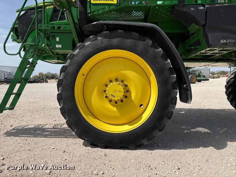 image for item DZ5363 2022 John Deere 412R sprayer