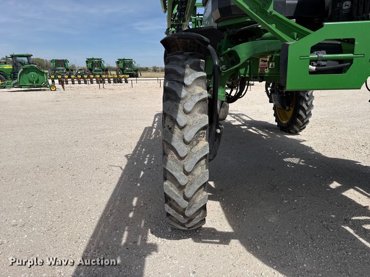 image for item DZ5363 2022 John Deere 412R sprayer