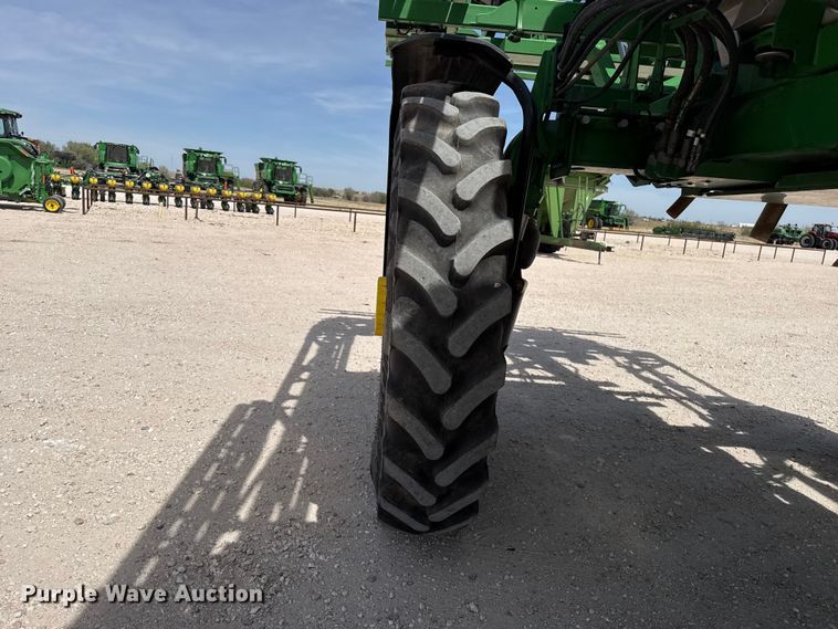 image for item DZ5363 2022 John Deere 412R sprayer