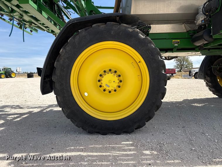 image for item DZ5363 2022 John Deere 412R sprayer