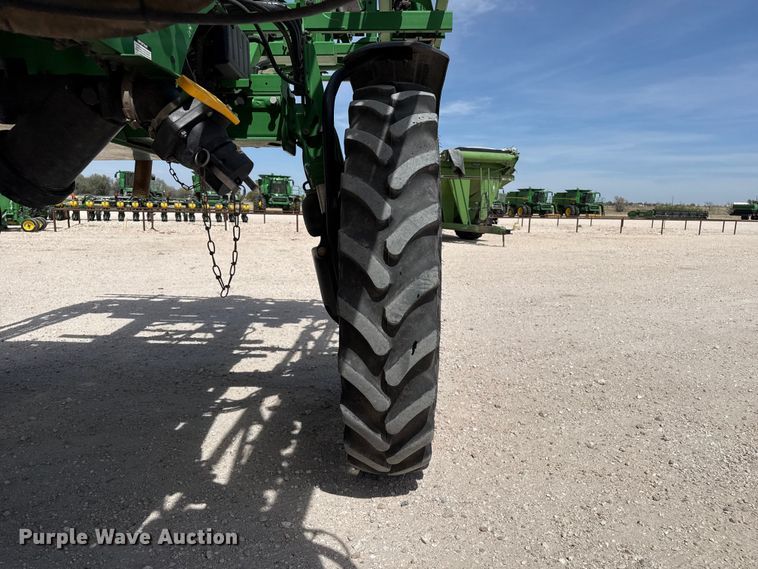 image for item DZ5363 2022 John Deere 412R sprayer