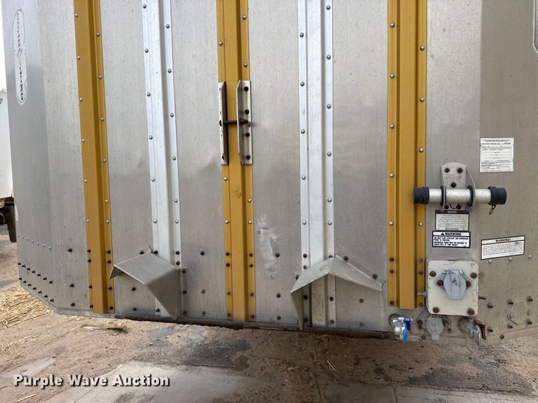 image for item DZ5371 2007 Merritt livestock trailer