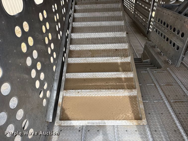 image for item DZ5371 2007 Merritt livestock trailer