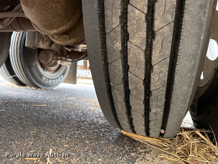 image for item DZ5371 2007 Merritt livestock trailer