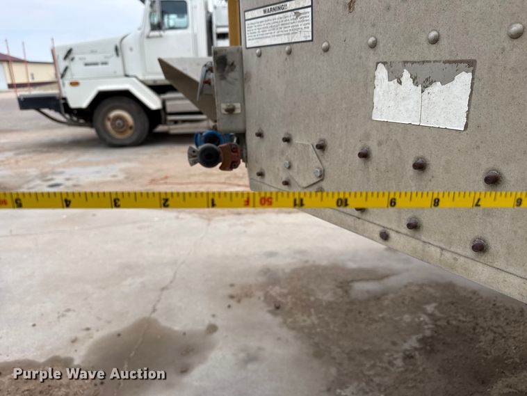 image for item DZ5371 2007 Merritt livestock trailer