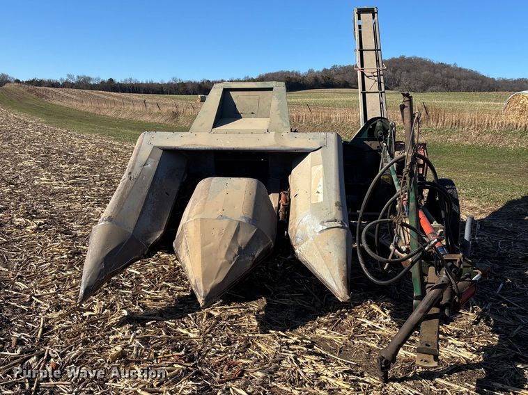 image for item EA4755 New Idea 327 corn picker