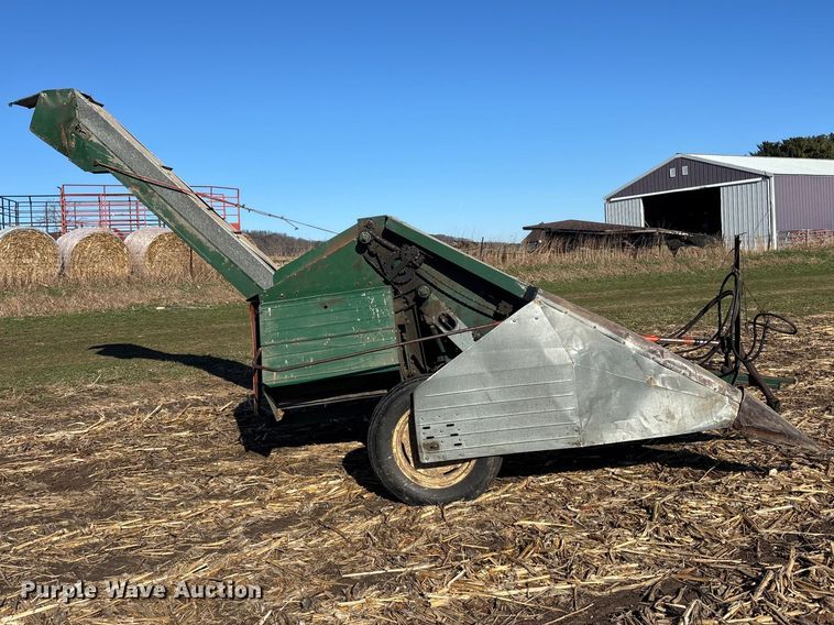 image for item EA4755 New Idea 327 corn picker