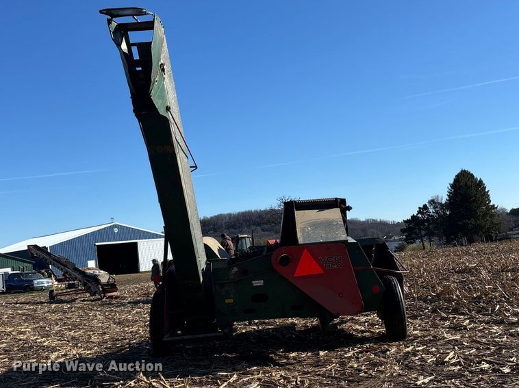 image for item EA4755 New Idea 327 corn picker