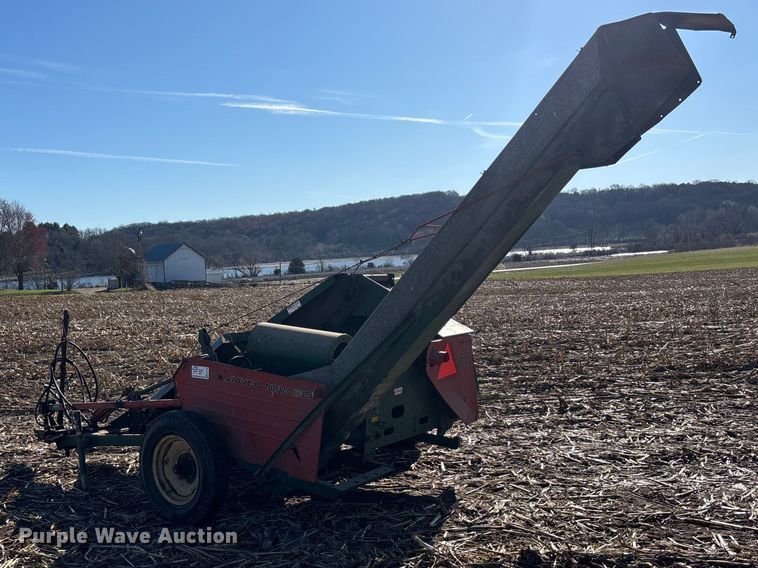 image for item EA4755 New Idea 327 corn picker