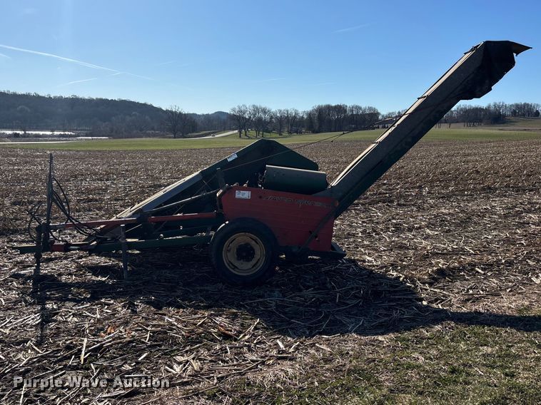 image for item EA4755 New Idea 327 corn picker