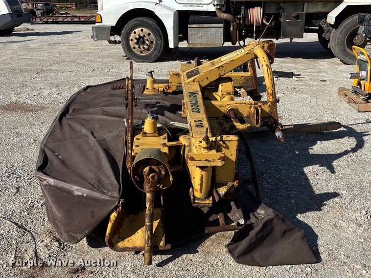 image for item EO4158 Vermeer 210 disc mower