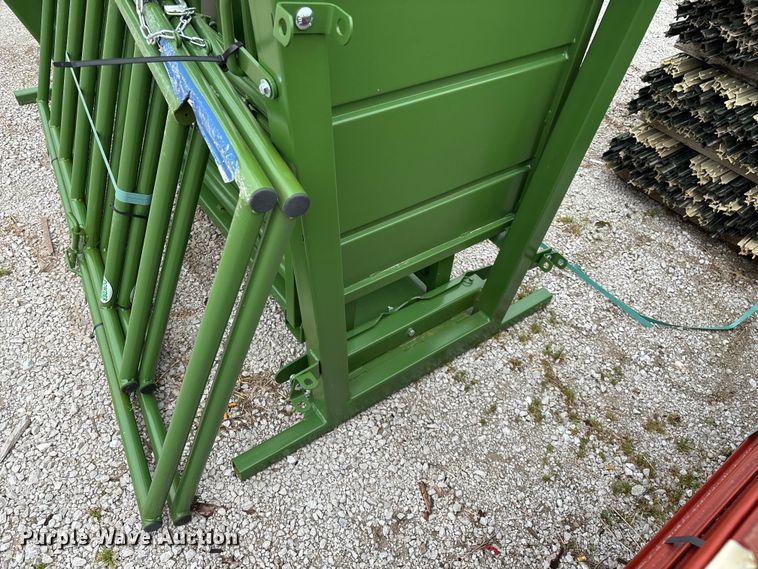 image for item EO4190 Powder River M1500 squeeze chute