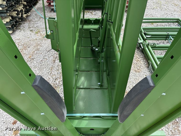 image for item EO4190 Powder River M1500 squeeze chute