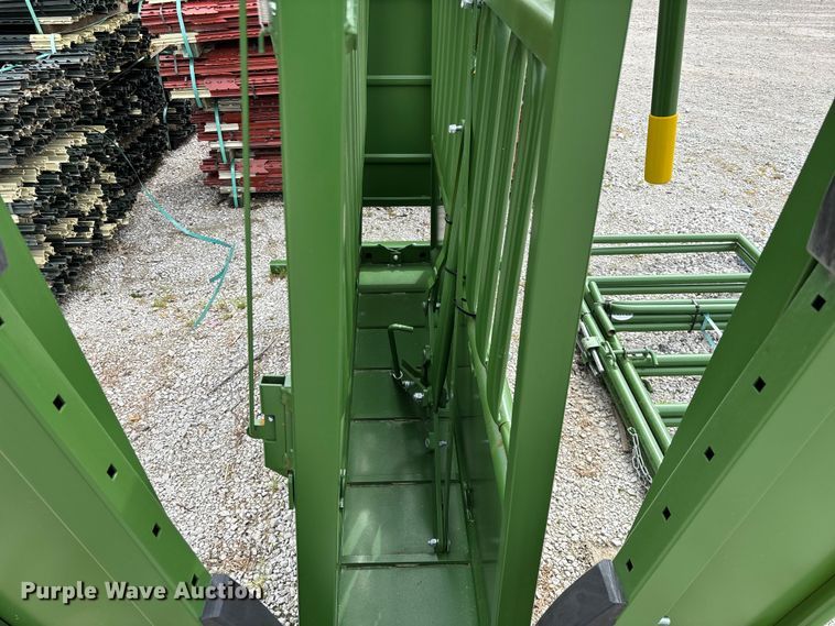 image for item EO4190 Powder River M1500 squeeze chute