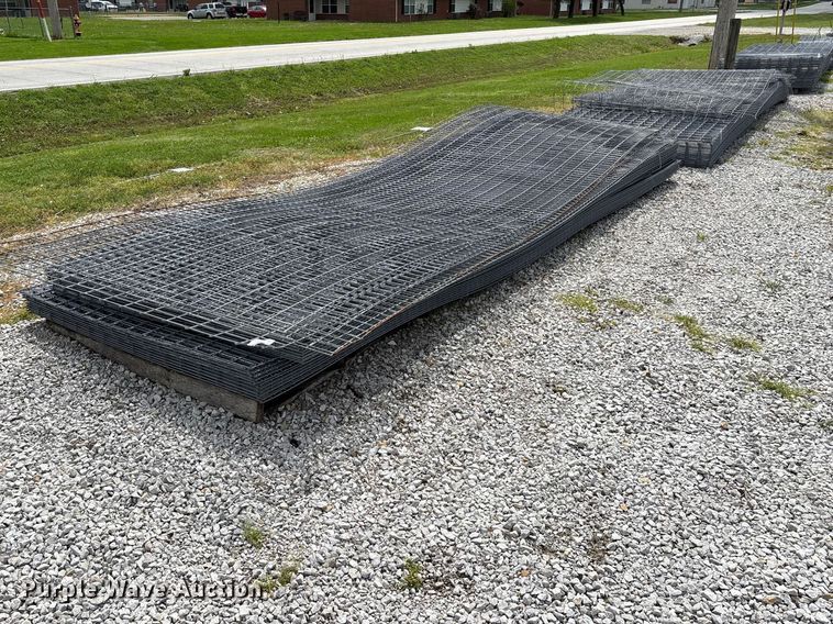 image for item EO4196 Approximately 48 wire fence panels