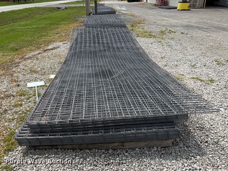 image for item EO4196 Approximately 48 wire fence panels