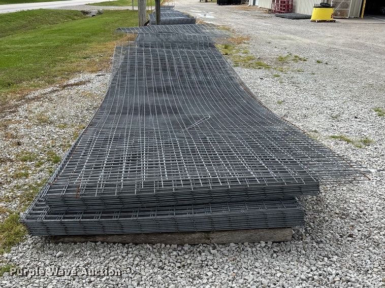 image for item EO4196 Approximately 48 wire fence panels