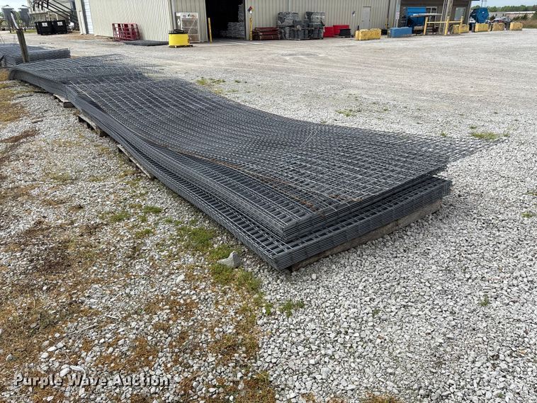 image for item EO4196 Approximately 48 wire fence panels