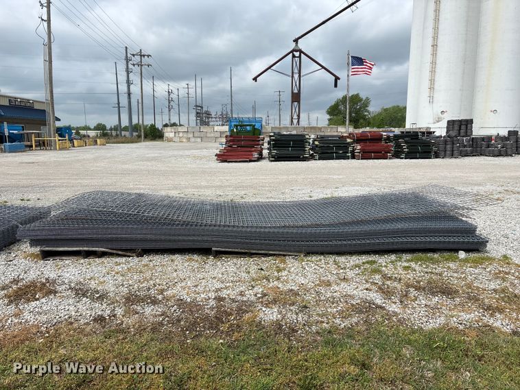image for item EO4196 Approximately 48 wire fence panels