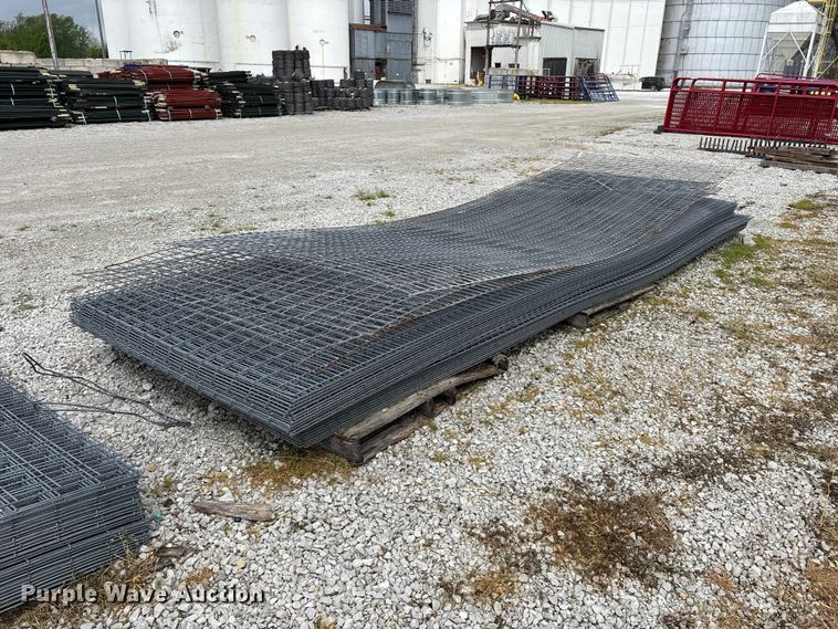 image for item EO4196 Approximately 48 wire fence panels