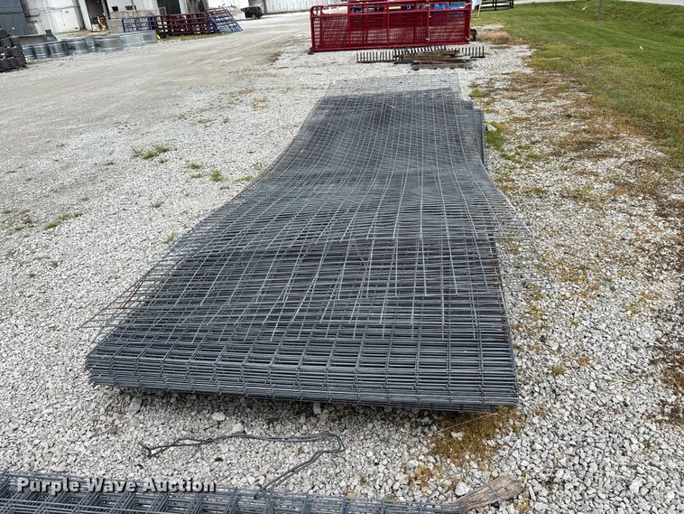 image for item EO4196 Approximately 48 wire fence panels