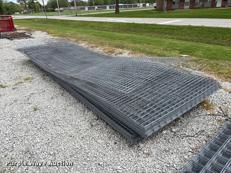 image for item EO4196 Approximately 48 wire fence panels