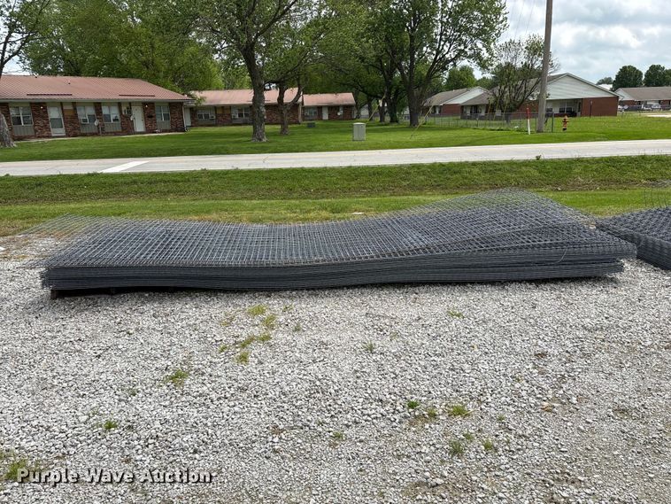 image for item EO4196 Approximately 48 wire fence panels