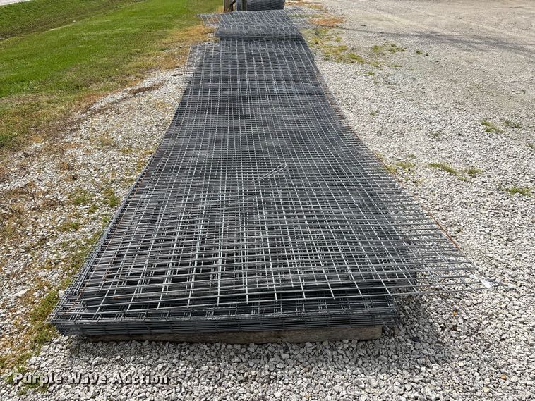 image for item EO4196 Approximately 48 wire fence panels