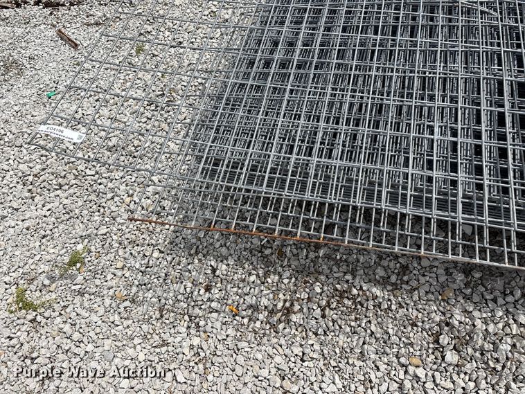 image for item EO4196 Approximately 48 wire fence panels