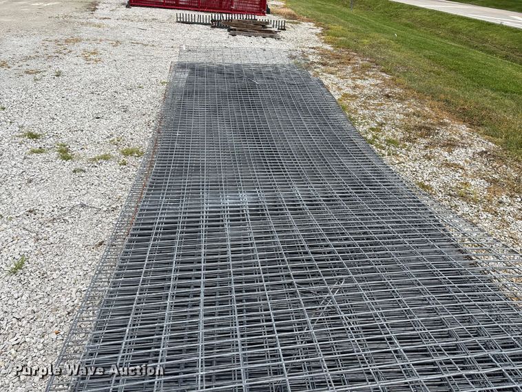 image for item EO4196 Approximately 48 wire fence panels