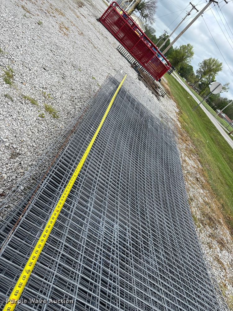 image for item EO4196 Approximately 48 wire fence panels