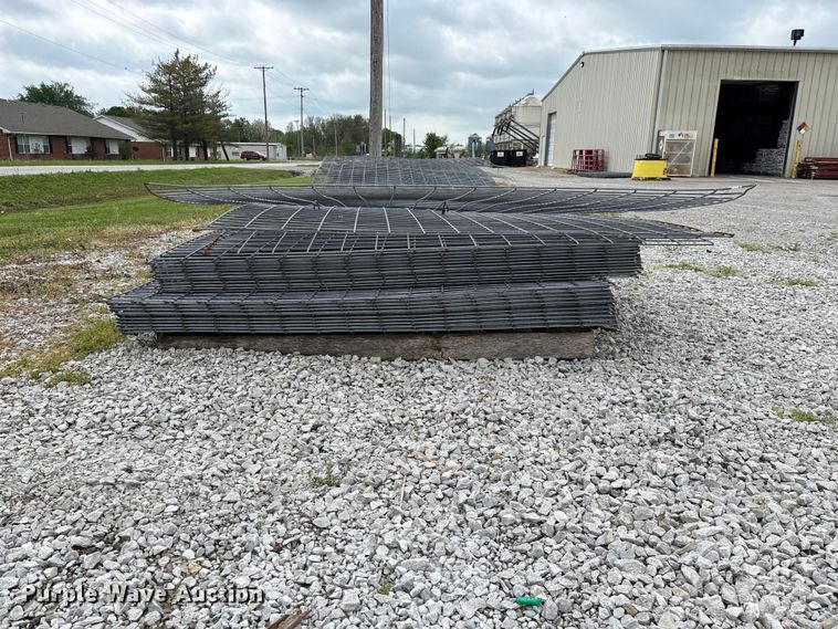 image for item EO4196 Approximately 48 wire fence panels