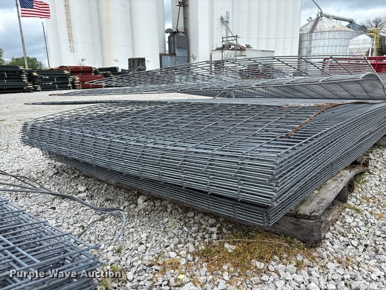 image for item EO4196 Approximately 48 wire fence panels